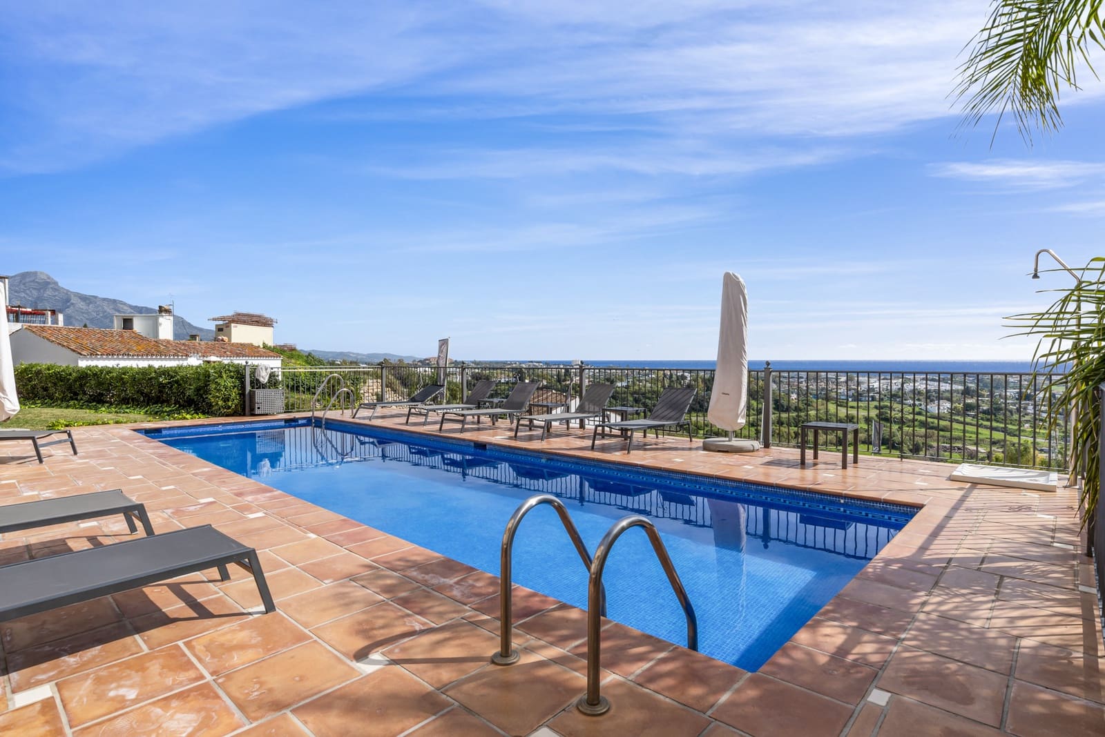 4 sypialnia Penthouse na sprzedaż w Benahavis z basenem garażem - 2 650 000 € (Ref: 9860555)