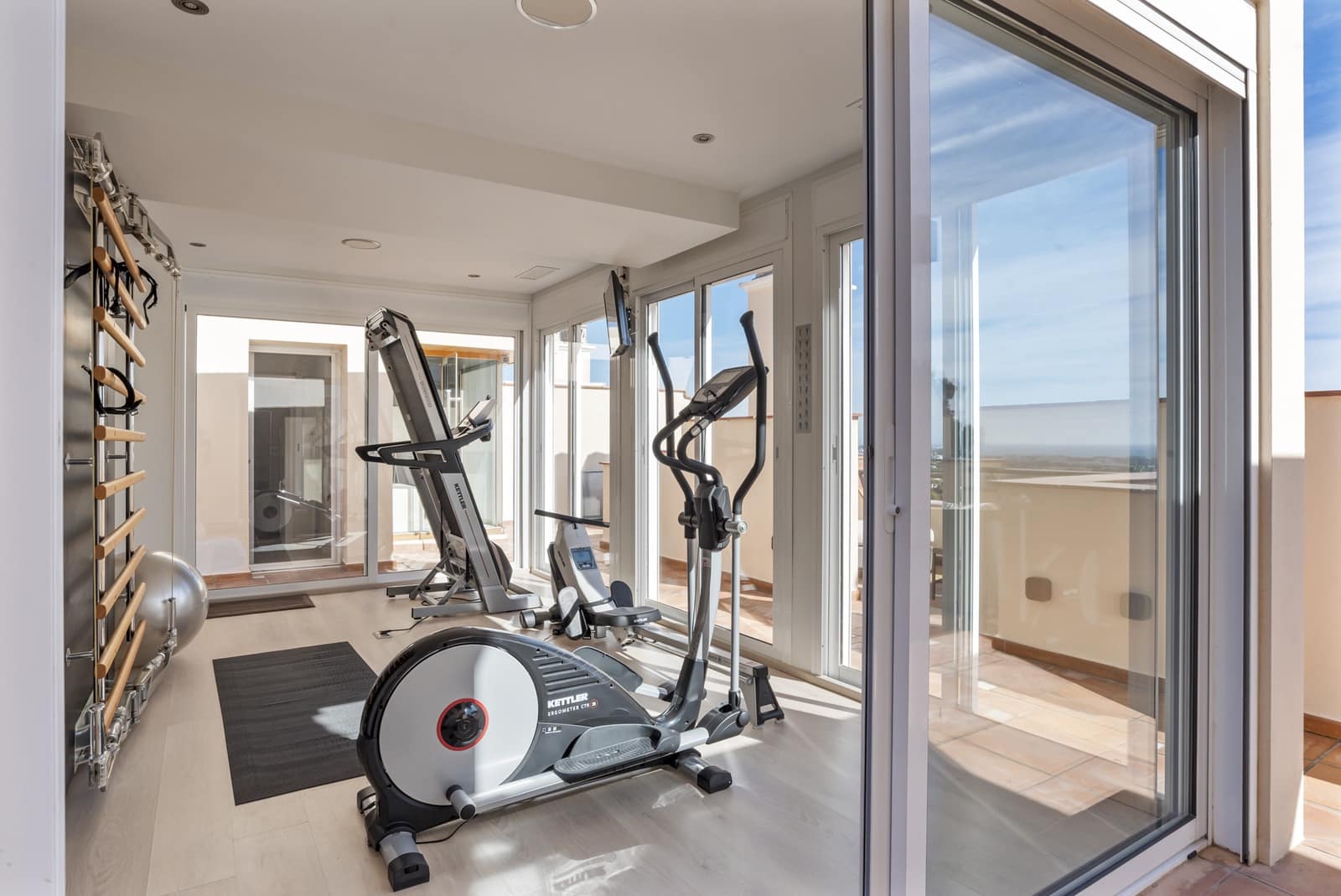 4 sypialnia Penthouse na sprzedaż w Benahavis z basenem garażem - 2 650 000 € (Ref: 9860555)