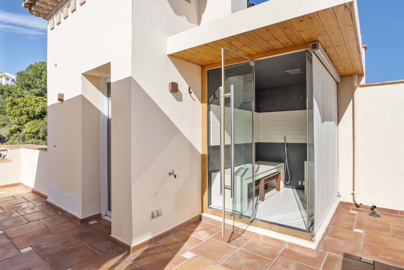 4 sypialnia Penthouse na sprzedaż w Benahavis z basenem garażem - 2 650 000 € (Ref: 9860555)
