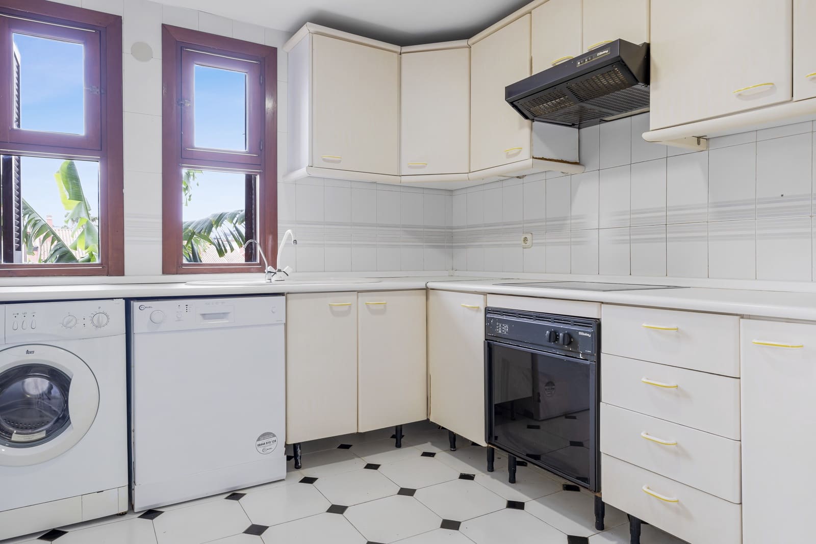 2 soveværelse Byhus til salg i Estepona med swimmingpool garage - € 469.000 (Ref: 9860556)