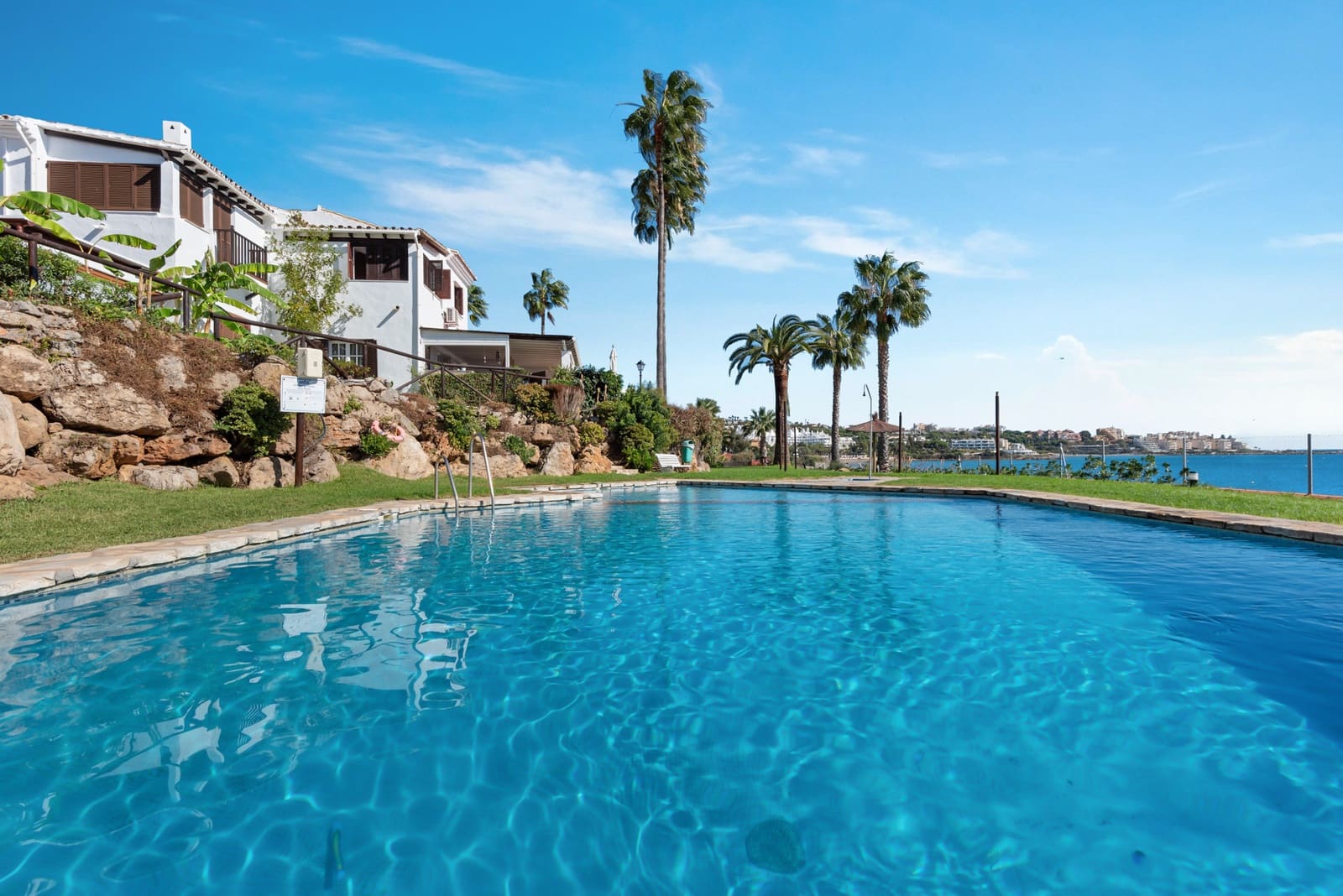 2 soveværelse Byhus til salg i Estepona med swimmingpool garage - € 469.000 (Ref: 9860556)