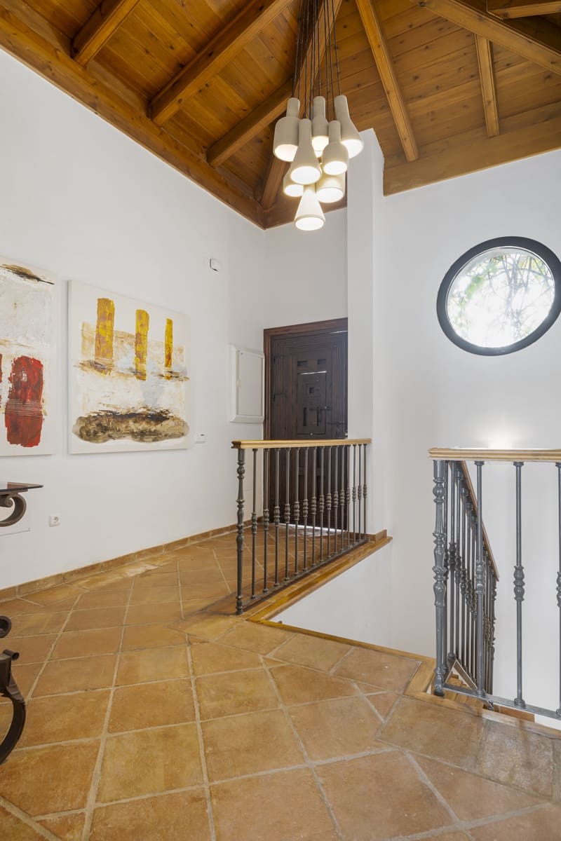 5 bedroom Semi-detached Villa for sale in Benahavis with pool garage - € 995,000 (Ref: 9860557)