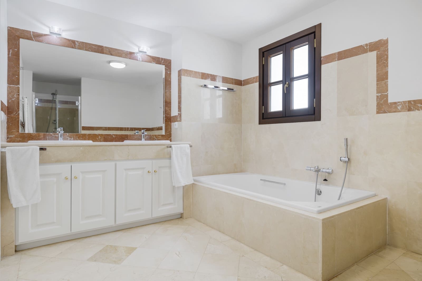 5 bedroom Semi-detached Villa for sale in Benahavis with pool garage - € 995,000 (Ref: 9860557)