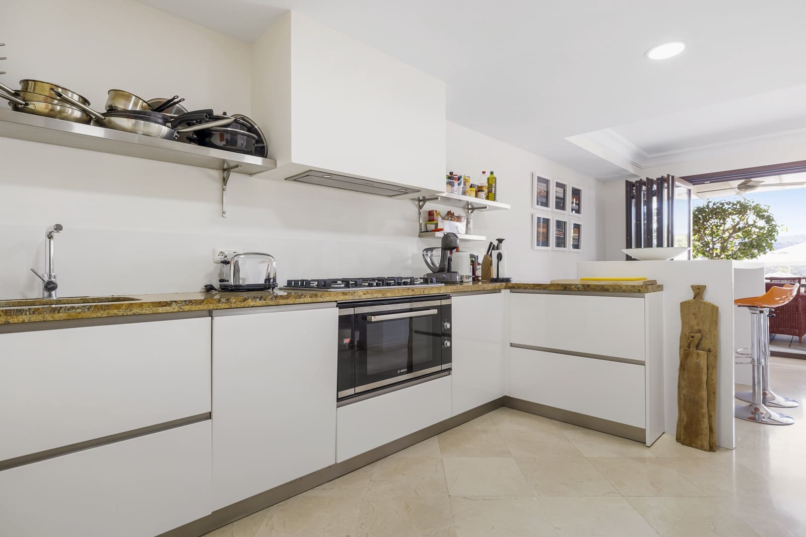 5 bedroom Semi-detached Villa for sale in Benahavis with pool garage - € 995,000 (Ref: 9860557)