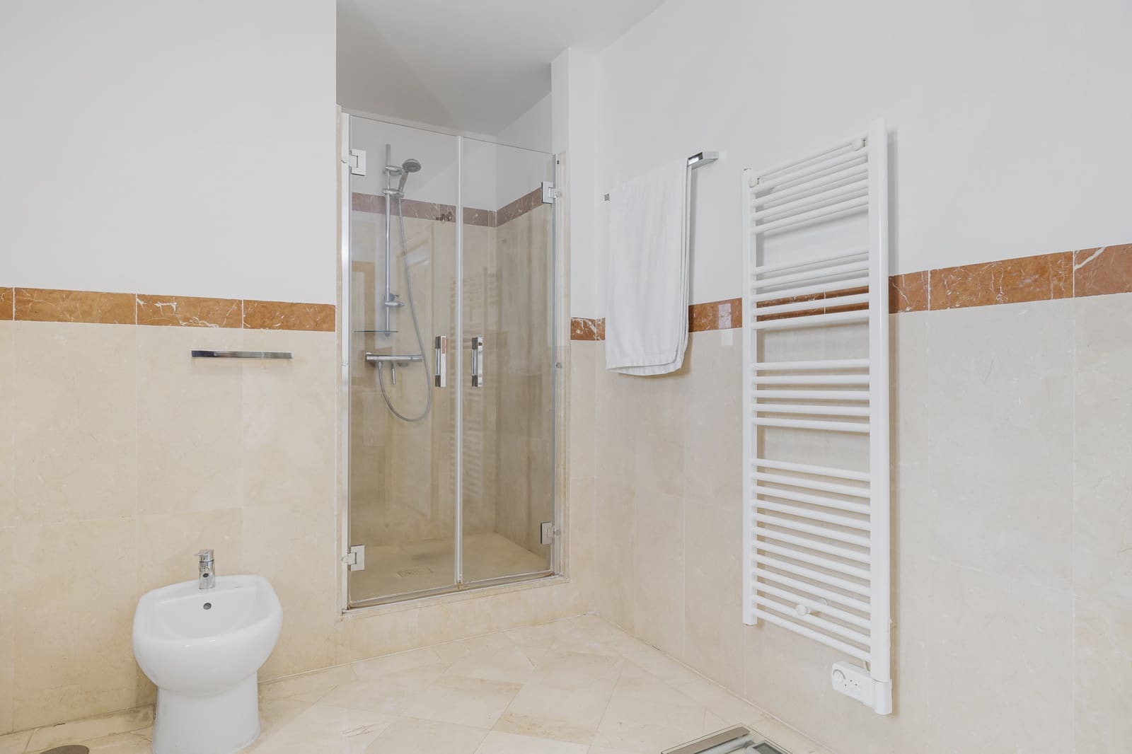 5 bedroom Semi-detached Villa for sale in Benahavis with pool garage - € 995,000 (Ref: 9860557)