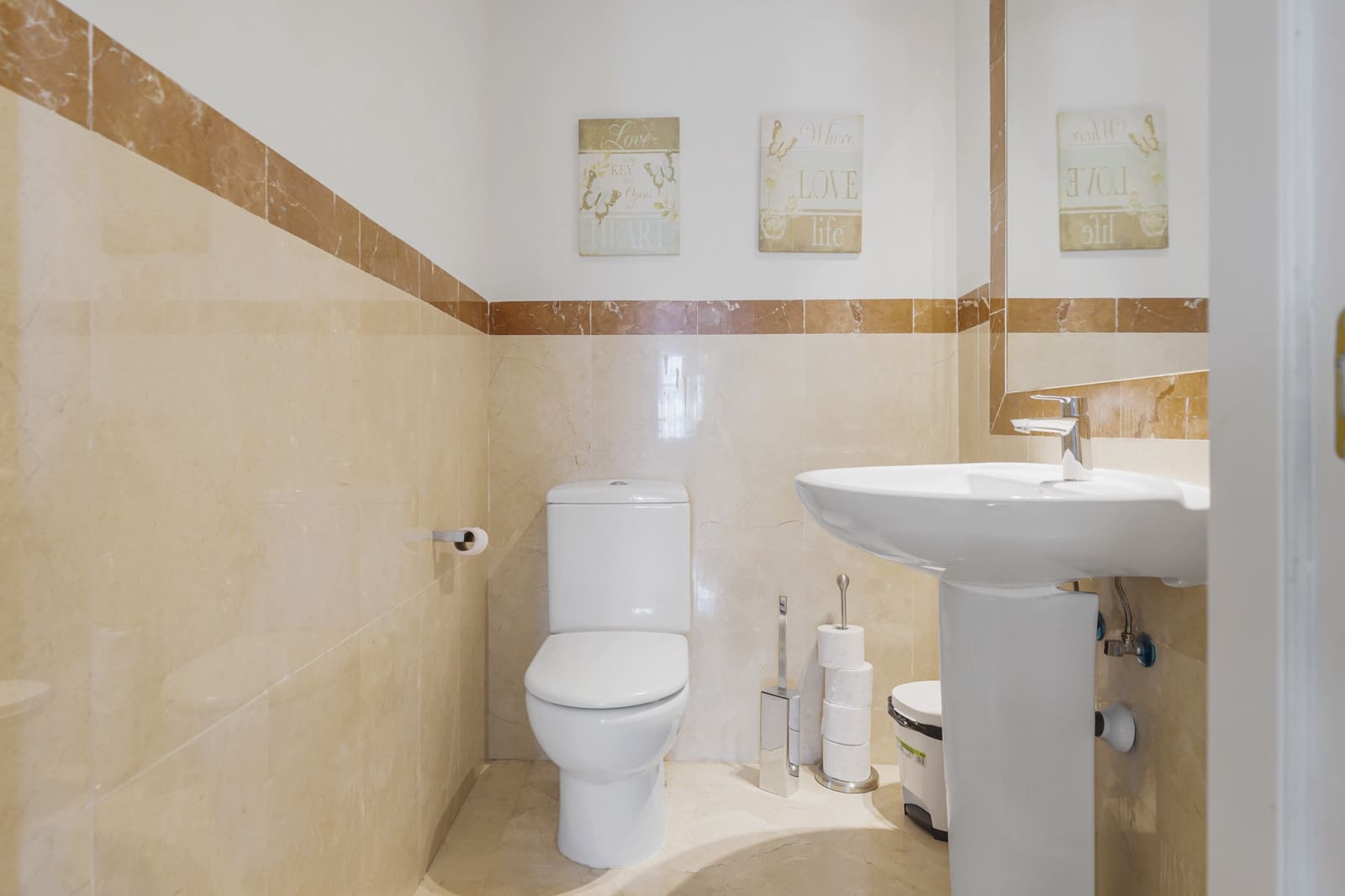 5 bedroom Semi-detached Villa for sale in Benahavis with pool garage - € 995,000 (Ref: 9860557)