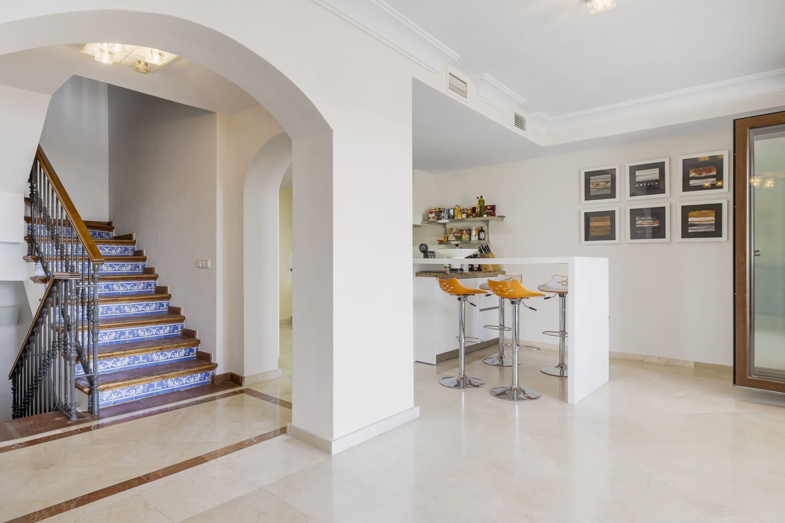 5 bedroom Semi-detached Villa for sale in Benahavis with pool garage - € 995,000 (Ref: 9860557)