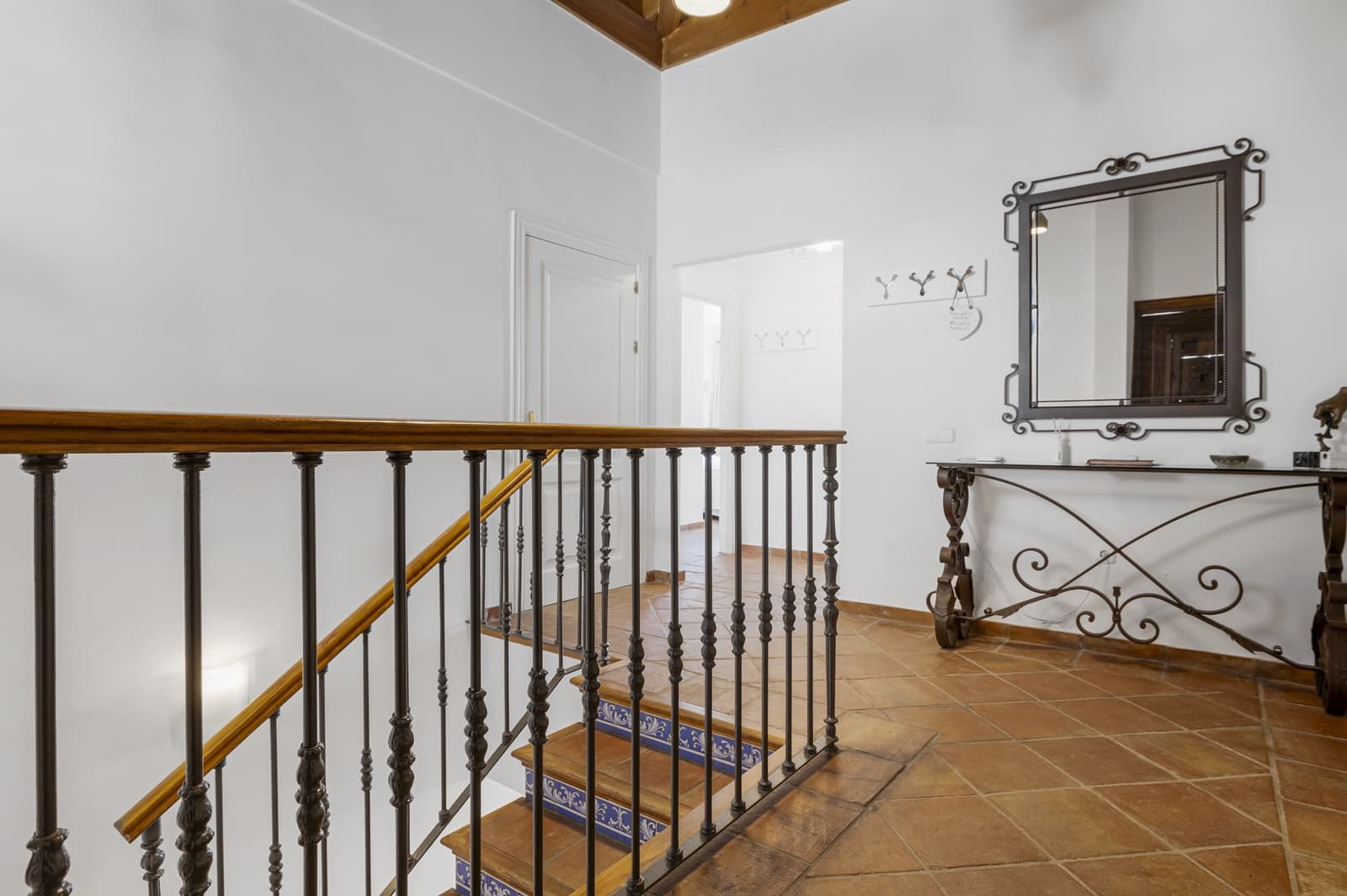 5 bedroom Semi-detached Villa for sale in Benahavis with pool garage - € 995,000 (Ref: 9860557)