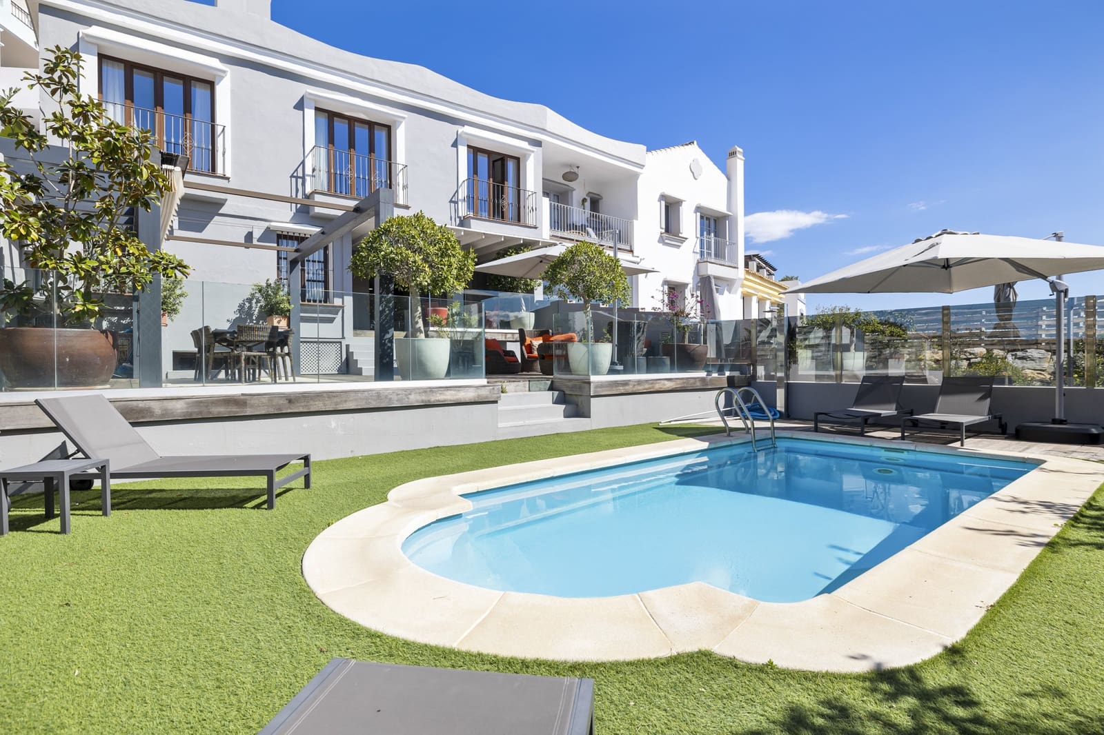 5 bedroom Semi-detached Villa for sale in Benahavis with pool garage - € 995,000 (Ref: 9860557)