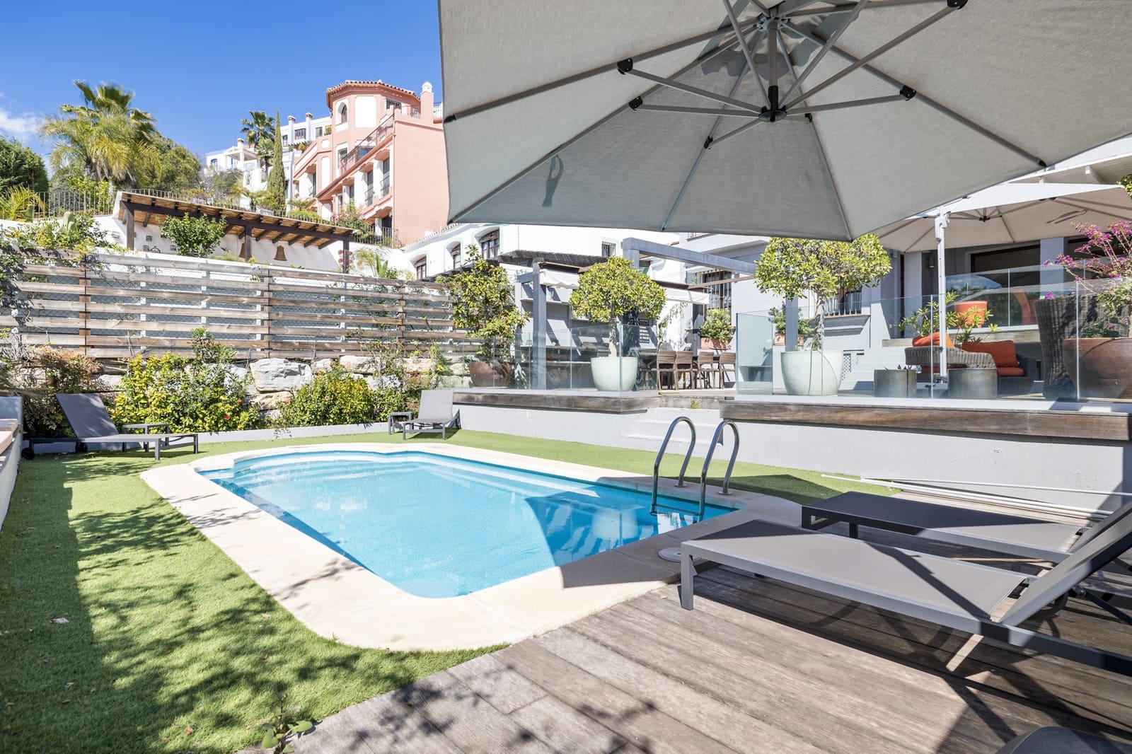 5 bedroom Semi-detached Villa for sale in Benahavis with pool garage - € 995,000 (Ref: 9860557)