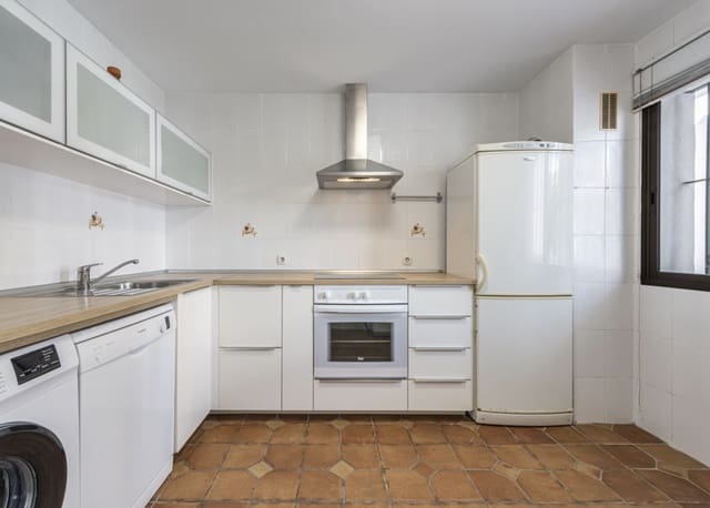 3 makuuhuone Huoneisto myytävänä paikassa El Paraiso, Estepona mukana uima-altaan 
autotalli - 374 950 € (Ref: 9860558)