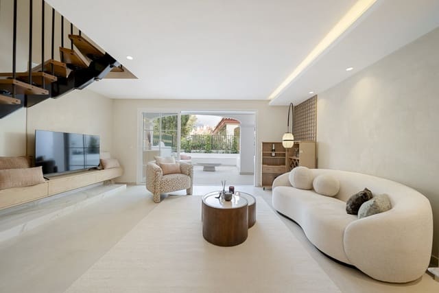 Casa de 3 habitaciones en Lomas De Marbella, Marbella en venta con piscina garaje - 1.495.000 € (Ref: 9861686)