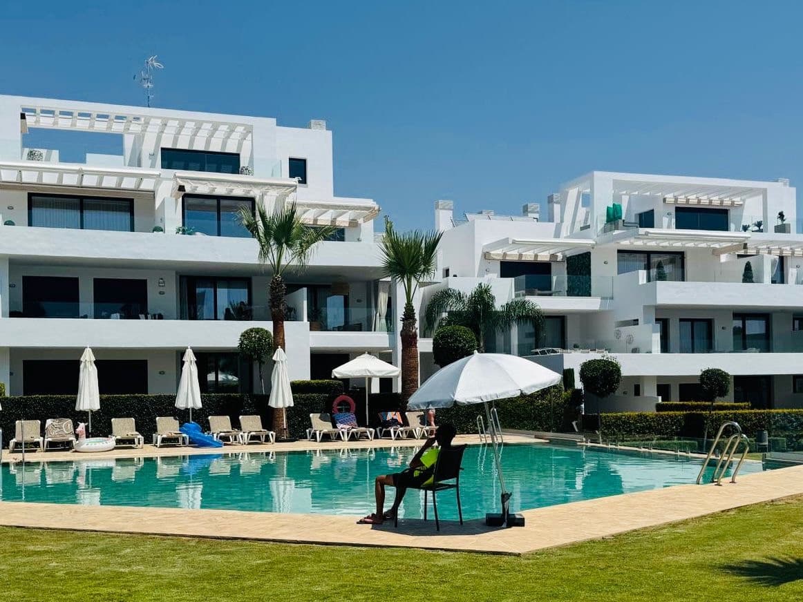 2 soveværelse Lejlighed til salg i El Paraiso med swimmingpool garage - € 560.000 (Ref: 9864961)