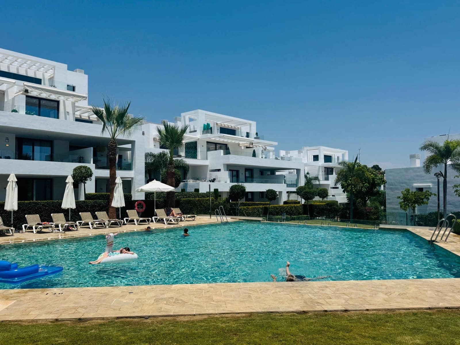 2 soveværelse Lejlighed til salg i El Paraiso med swimmingpool garage - € 560.000 (Ref: 9864961)
