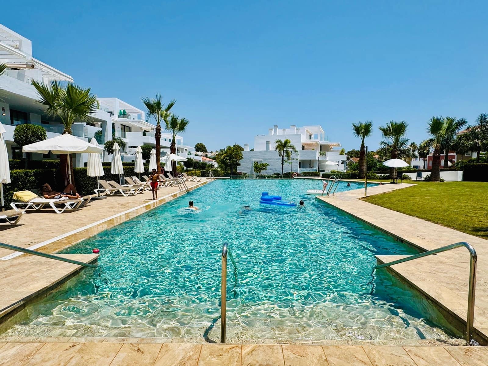 2 soveværelse Lejlighed til salg i El Paraiso med swimmingpool garage - € 560.000 (Ref: 9864961)