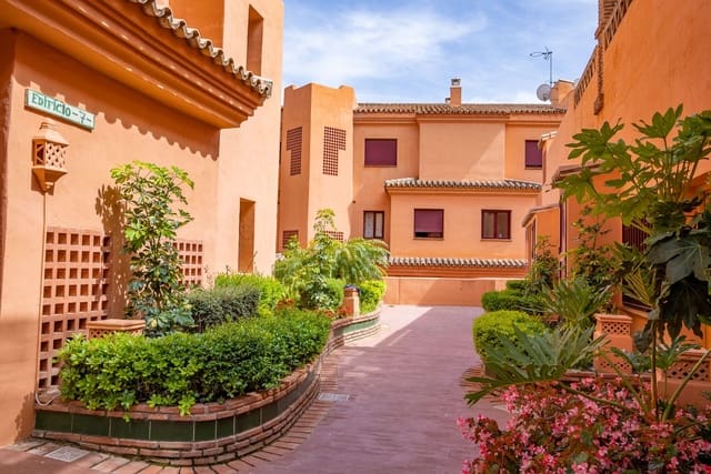 3 soveværelse Byhus til salg i El Paraiso, Estepona med swimmingpool garage - € 397.000 (Ref: 9864962)