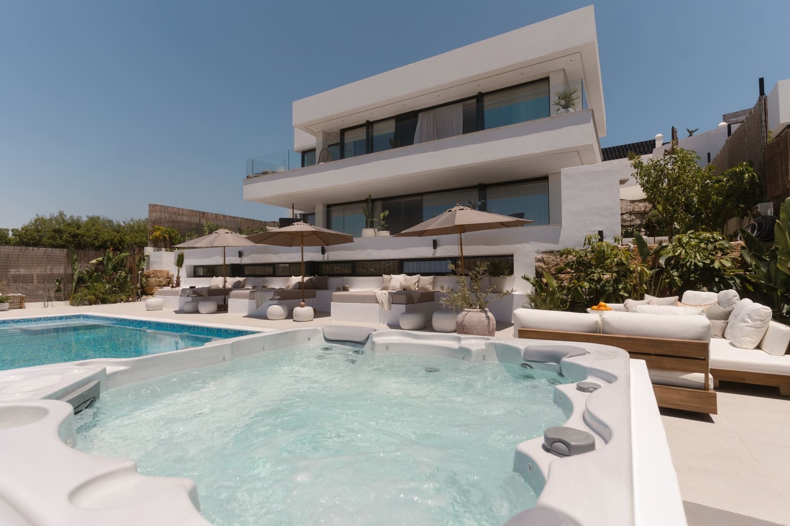 5 sypialnia Willa na sprzedaż w Nueva Andalucia z basenem garażem - 3 295 000 € (Ref: 9889950)