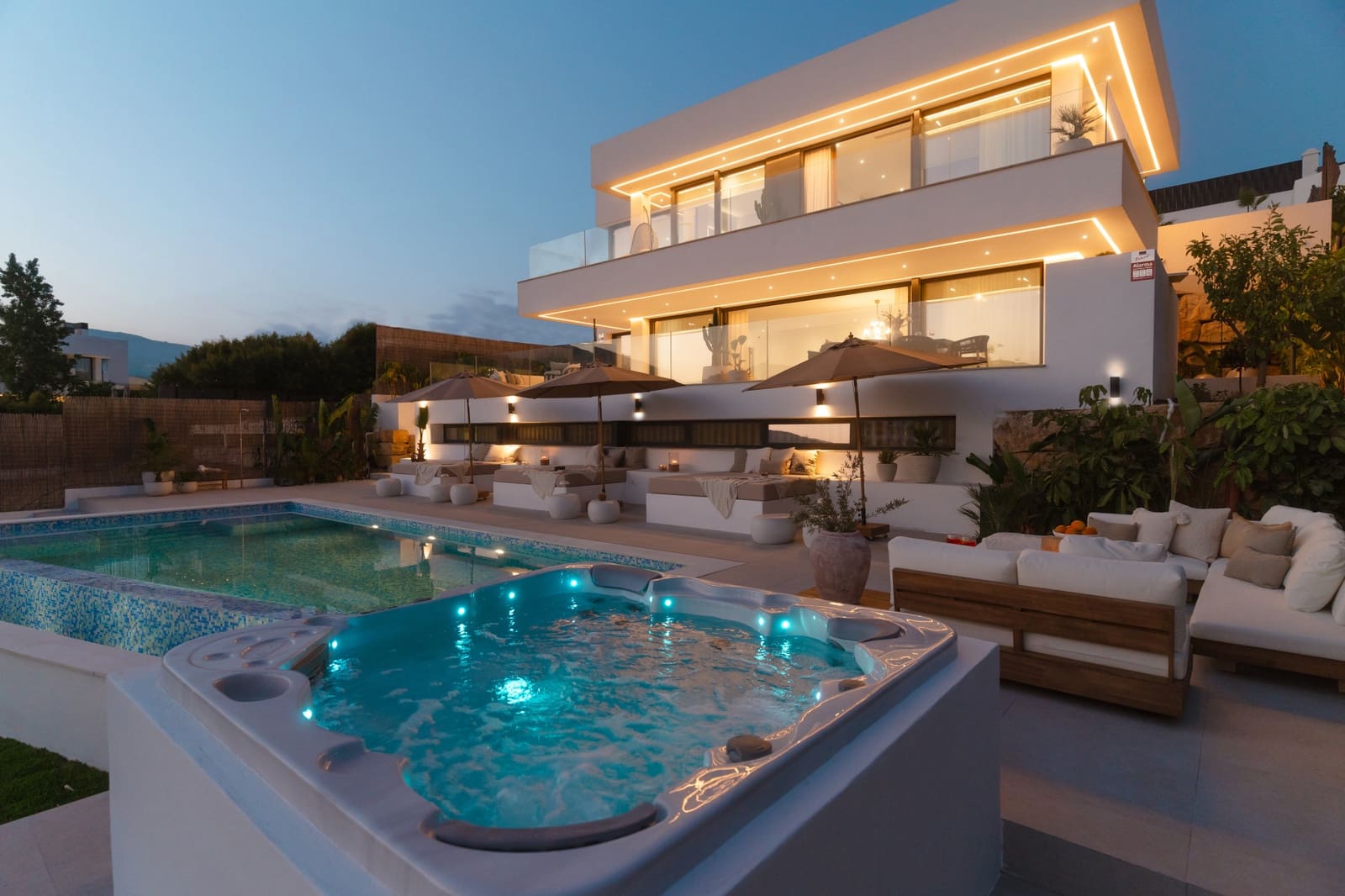 5 sypialnia Willa na sprzedaż w Nueva Andalucia z basenem garażem - 3 295 000 € (Ref: 9889950)