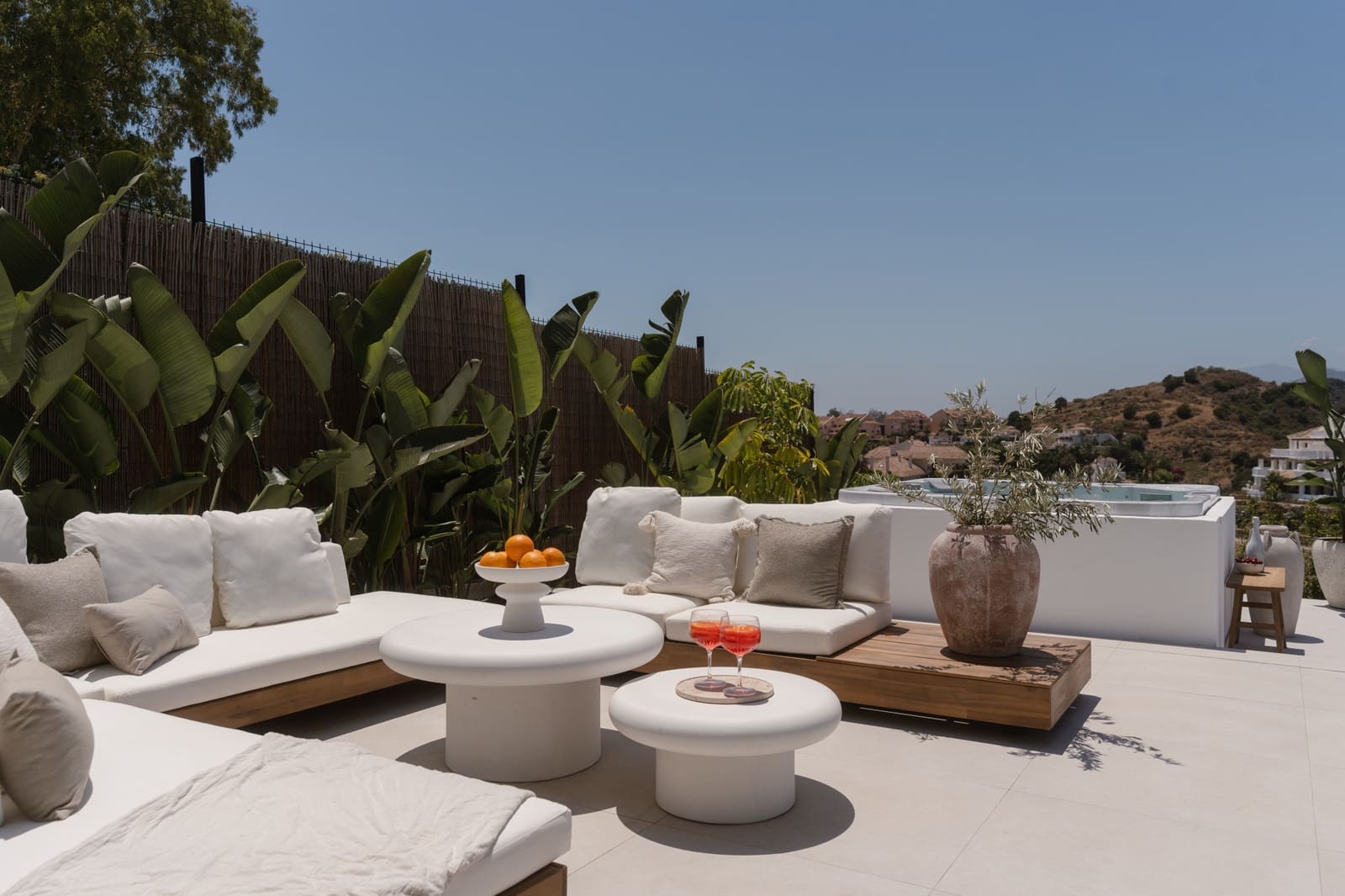 5 sypialnia Willa na sprzedaż w Nueva Andalucia z basenem garażem - 3 295 000 € (Ref: 9889950)
