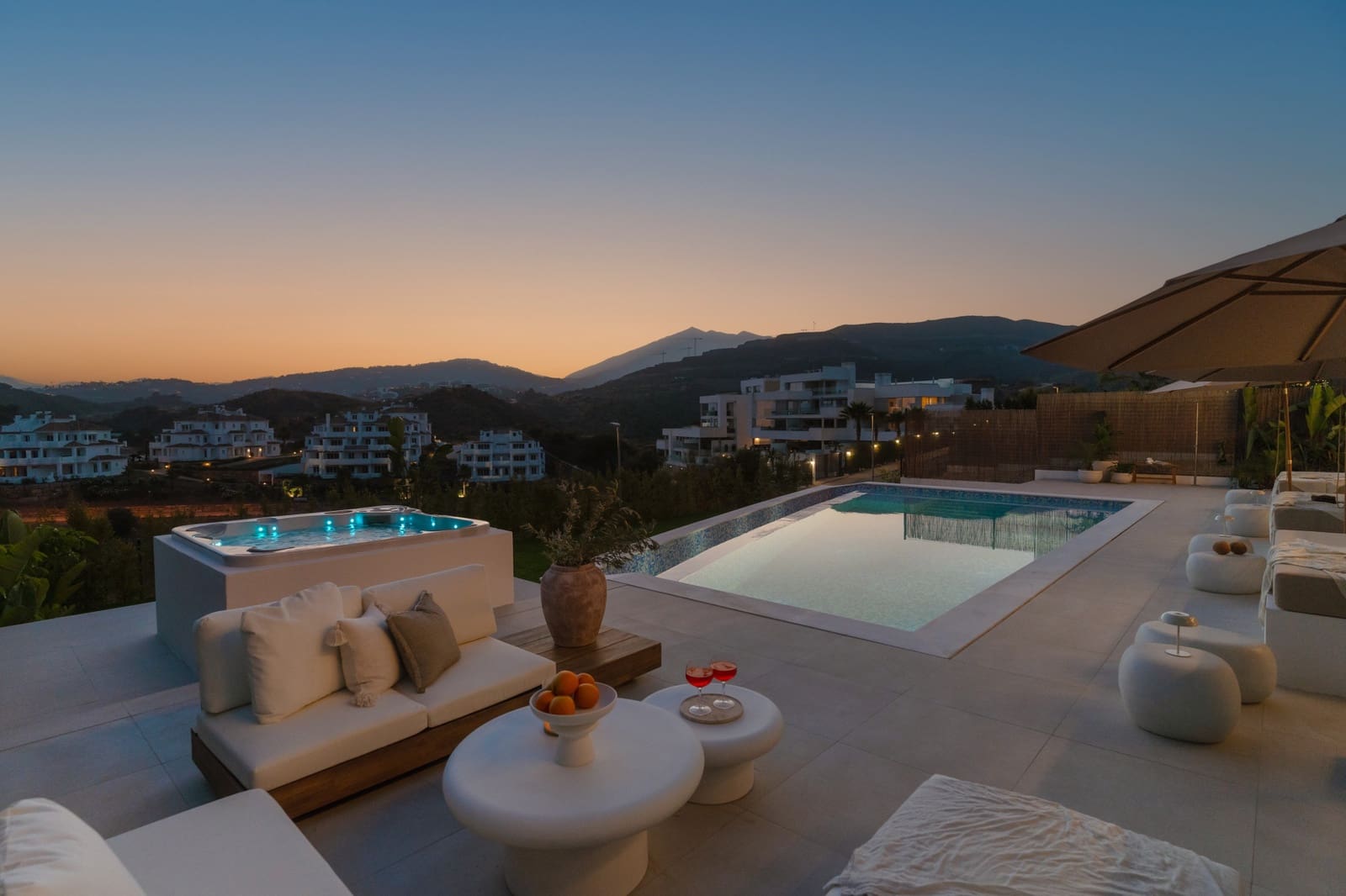 5 sypialnia Willa na sprzedaż w Nueva Andalucia z basenem garażem - 3 295 000 € (Ref: 9889950)
