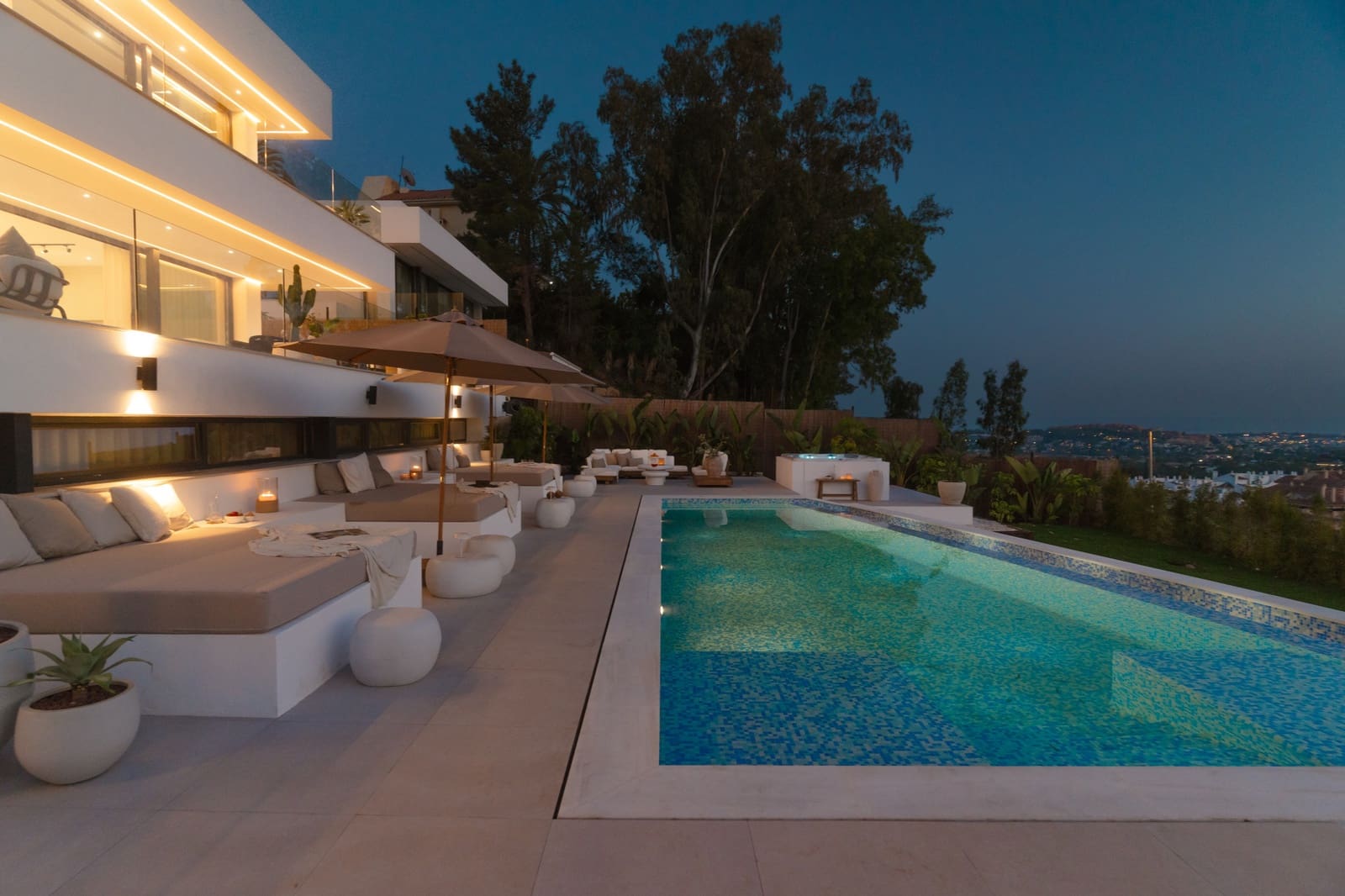 5 sypialnia Willa na sprzedaż w Nueva Andalucia z basenem garażem - 3 295 000 € (Ref: 9889950)