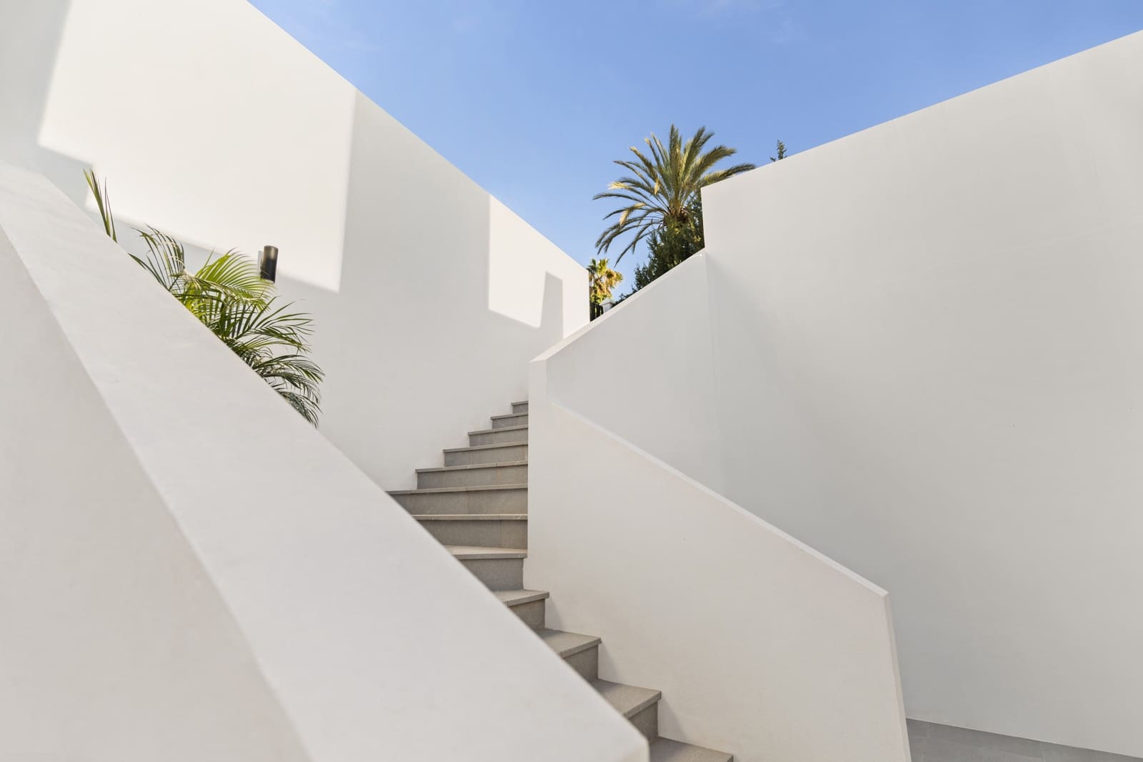 Chalet de 5 habitaciones en Nueva Andalucia en venta con piscina garaje - 2.495.000 € (Ref: 9891881)