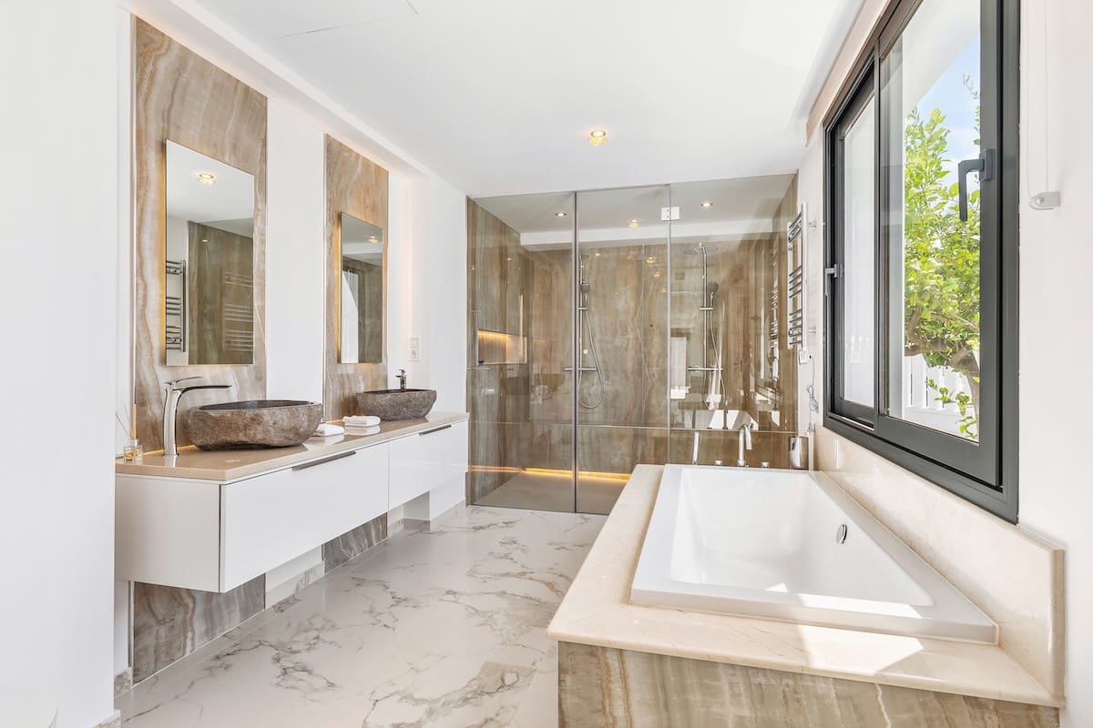 Chalet de 4 habitaciones en Guadalmina en venta con piscina garaje - 1.595.000 € (Ref: 9891882)