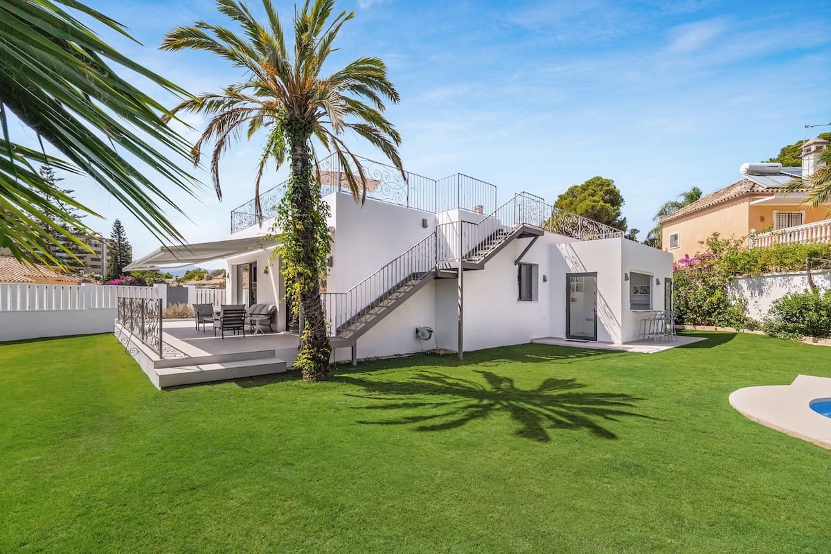 Chalet de 4 habitaciones en Guadalmina en venta con piscina garaje - 1.595.000 € (Ref: 9891882)
