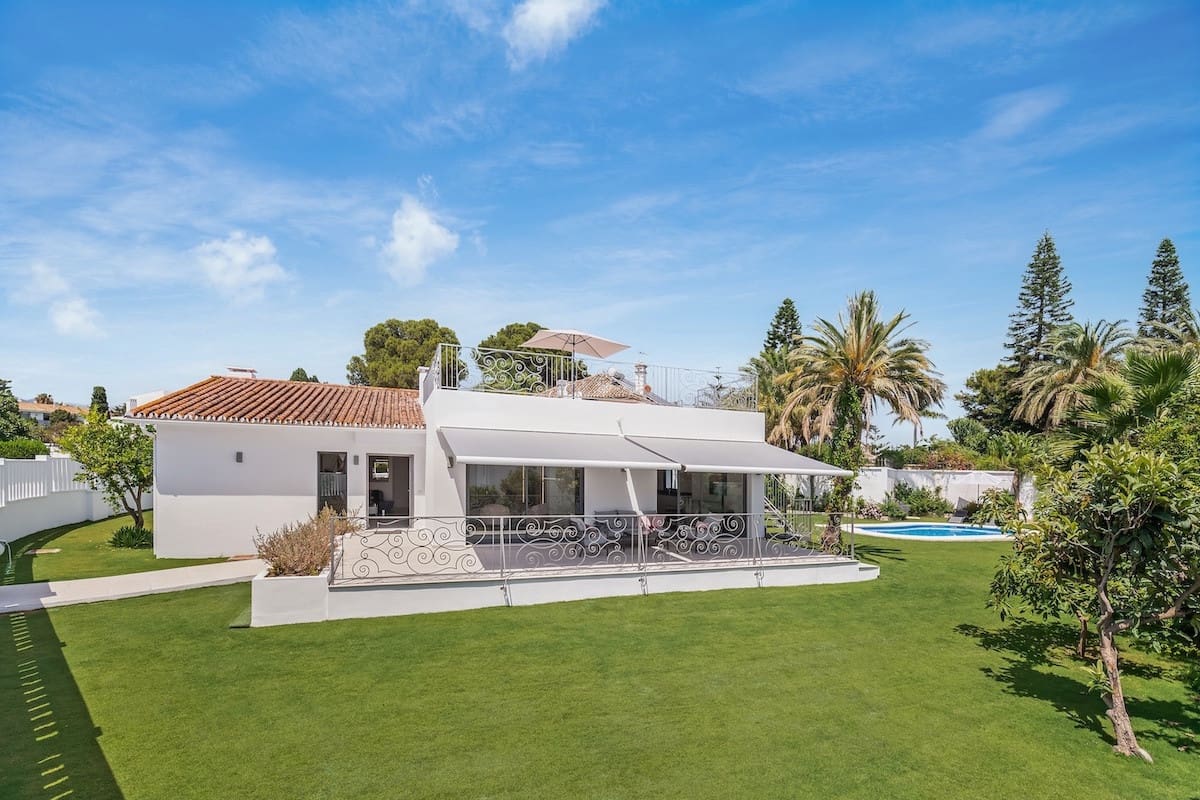 Chalet de 4 habitaciones en Guadalmina en venta con piscina garaje - 1.595.000 € (Ref: 9891882)