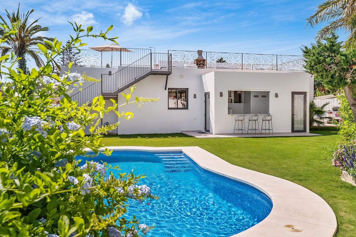 Chalet de 4 habitaciones en Guadalmina en venta con piscina garaje - 1.595.000 € (Ref: 9891882)