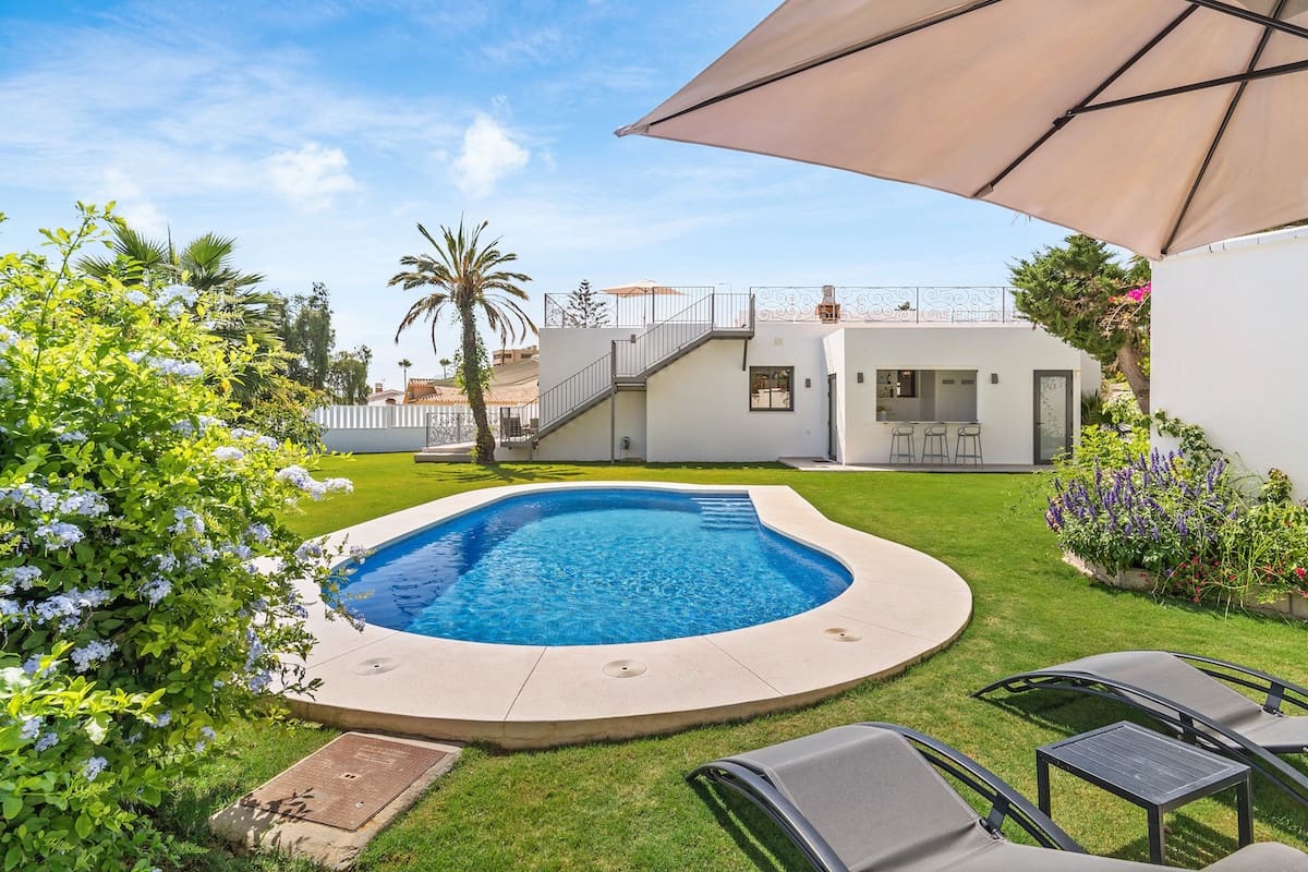 Chalet de 4 habitaciones en Guadalmina en venta con piscina garaje - 1.595.000 € (Ref: 9891882)