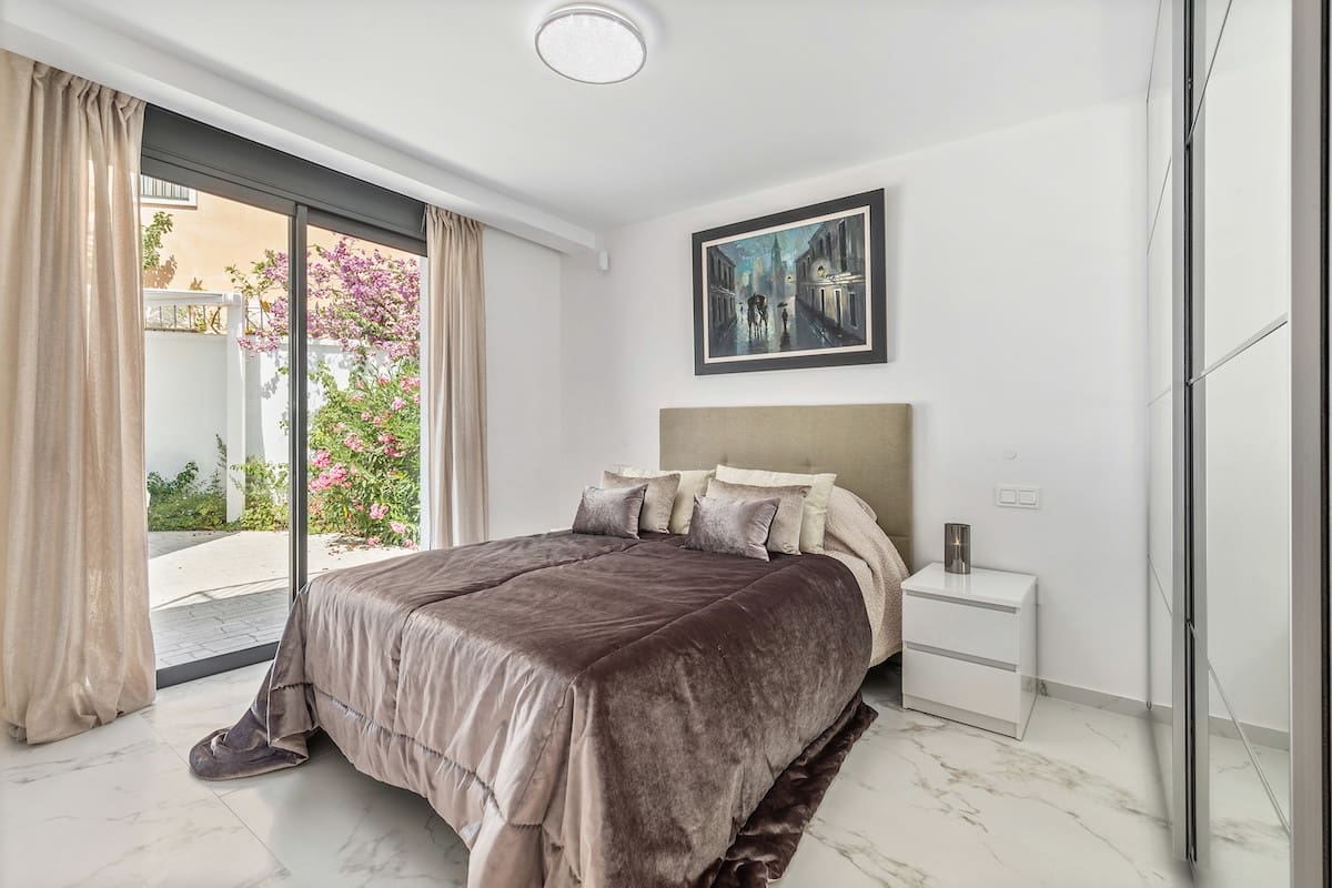 Chalet de 4 habitaciones en Guadalmina en venta con piscina garaje - 1.595.000 € (Ref: 9891882)