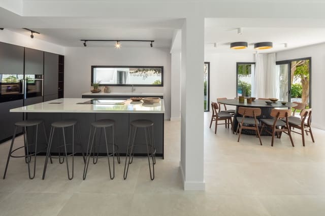 4 soverom Villa til salgs i Puerto Banus, Marbella med svømmebasseng garasje - € 3 250 000 (Ref: 9891885)