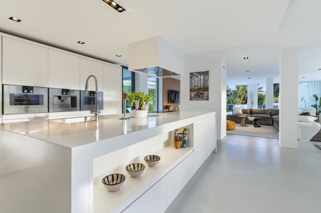 5 bedroom Villa for sale in Aloha Golf, Marbella with pool garage - € 2,650,000 (Ref: 9891886)