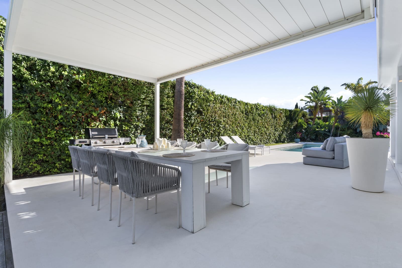 5 bedroom Villa for sale in Nueva Andalucia with pool garage - € 2,650,000 (Ref: 9891886)