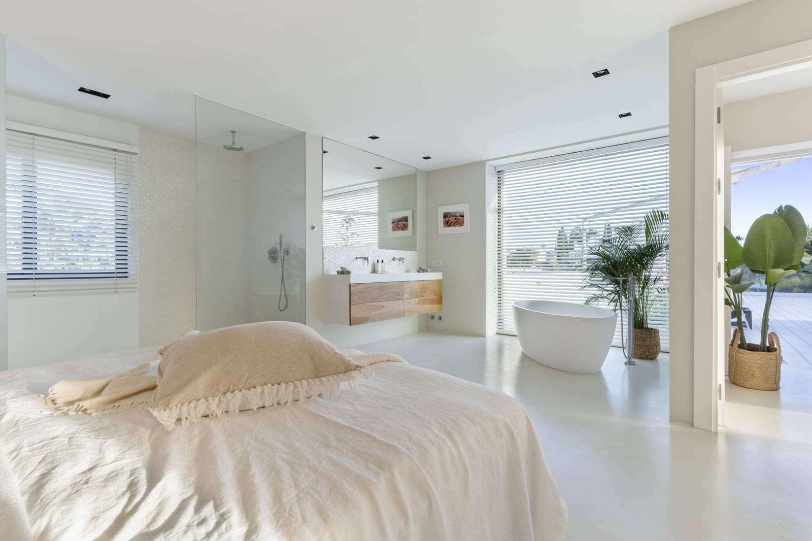 5 bedroom Villa for sale in Nueva Andalucia with pool garage - € 2,650,000 (Ref: 9891886)