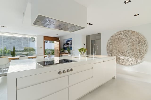 5 bedroom Villa for sale in Aloha Golf, Marbella with pool garage - € 2,650,000 (Ref: 9891886)