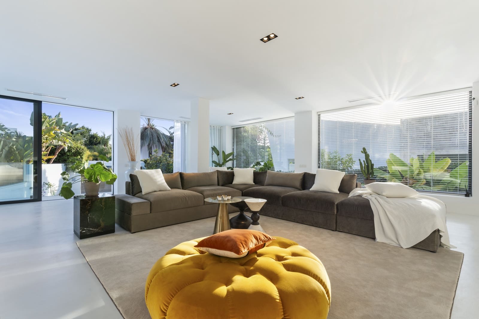 5 bedroom Villa for sale in Nueva Andalucia with pool garage - € 2,650,000 (Ref: 9891886)