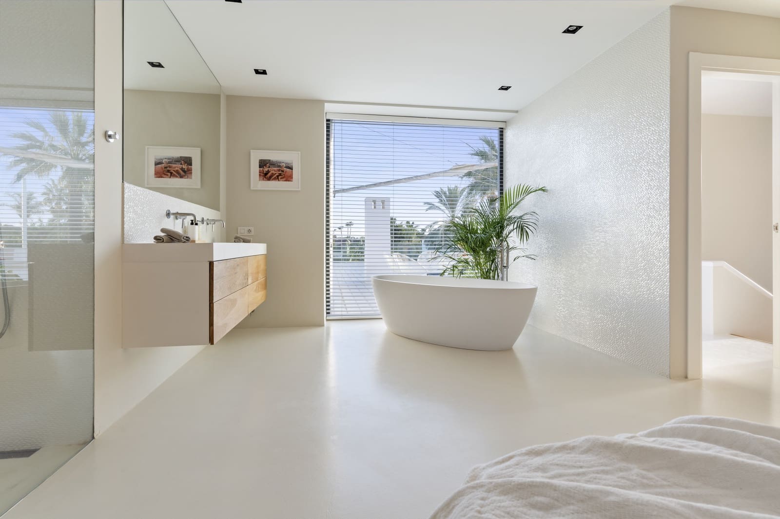 5 bedroom Villa for sale in Nueva Andalucia with pool garage - € 2,650,000 (Ref: 9891886)