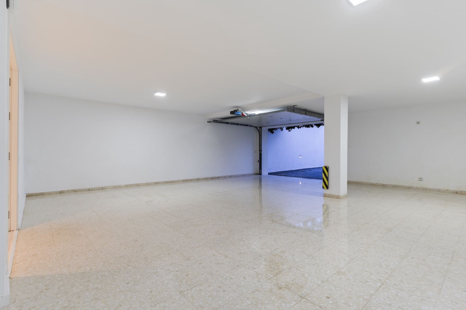 5 bedroom Villa for sale in Nueva Andalucia with pool garage - € 2,650,000 (Ref: 9891886)