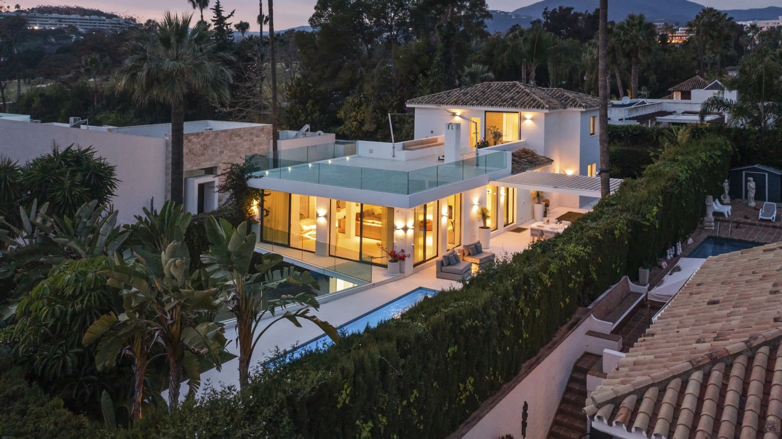 5 bedroom Villa for sale in Nueva Andalucia with pool garage - € 2,650,000 (Ref: 9891886)