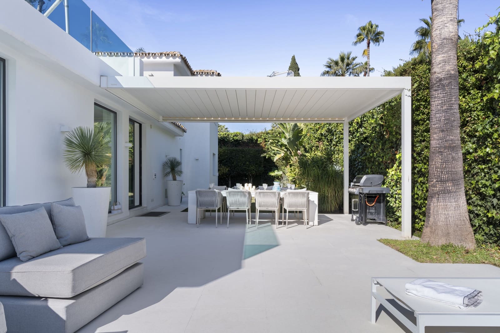 5 bedroom Villa for sale in Nueva Andalucia with pool garage - € 2,650,000 (Ref: 9891886)