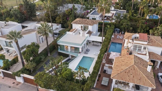 5 bedroom Villa for sale in Aloha Golf, Marbella with pool garage - € 2,650,000 (Ref: 9891886)