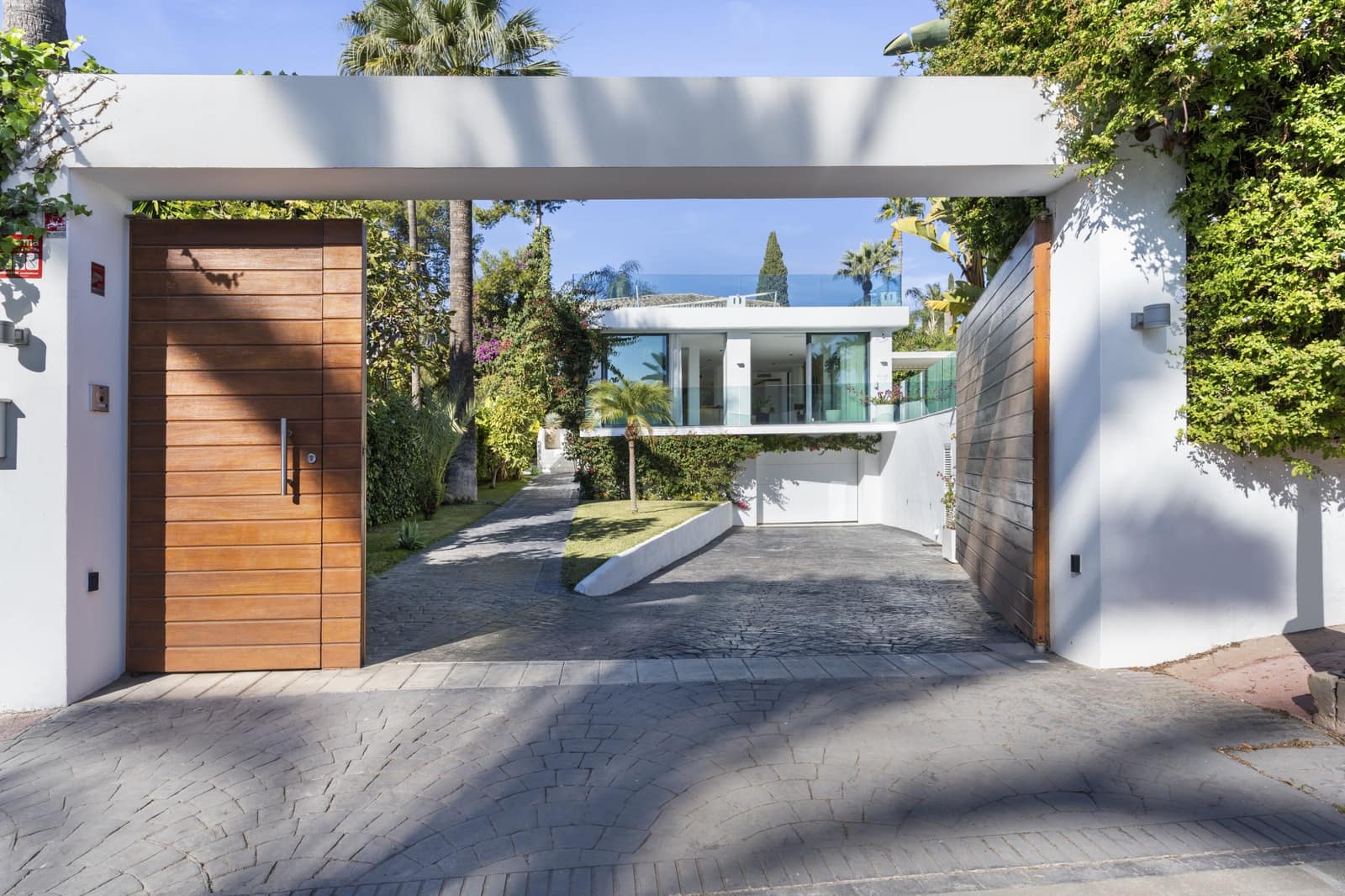 5 bedroom Villa for sale in Nueva Andalucia with pool garage - € 2,650,000 (Ref: 9891886)