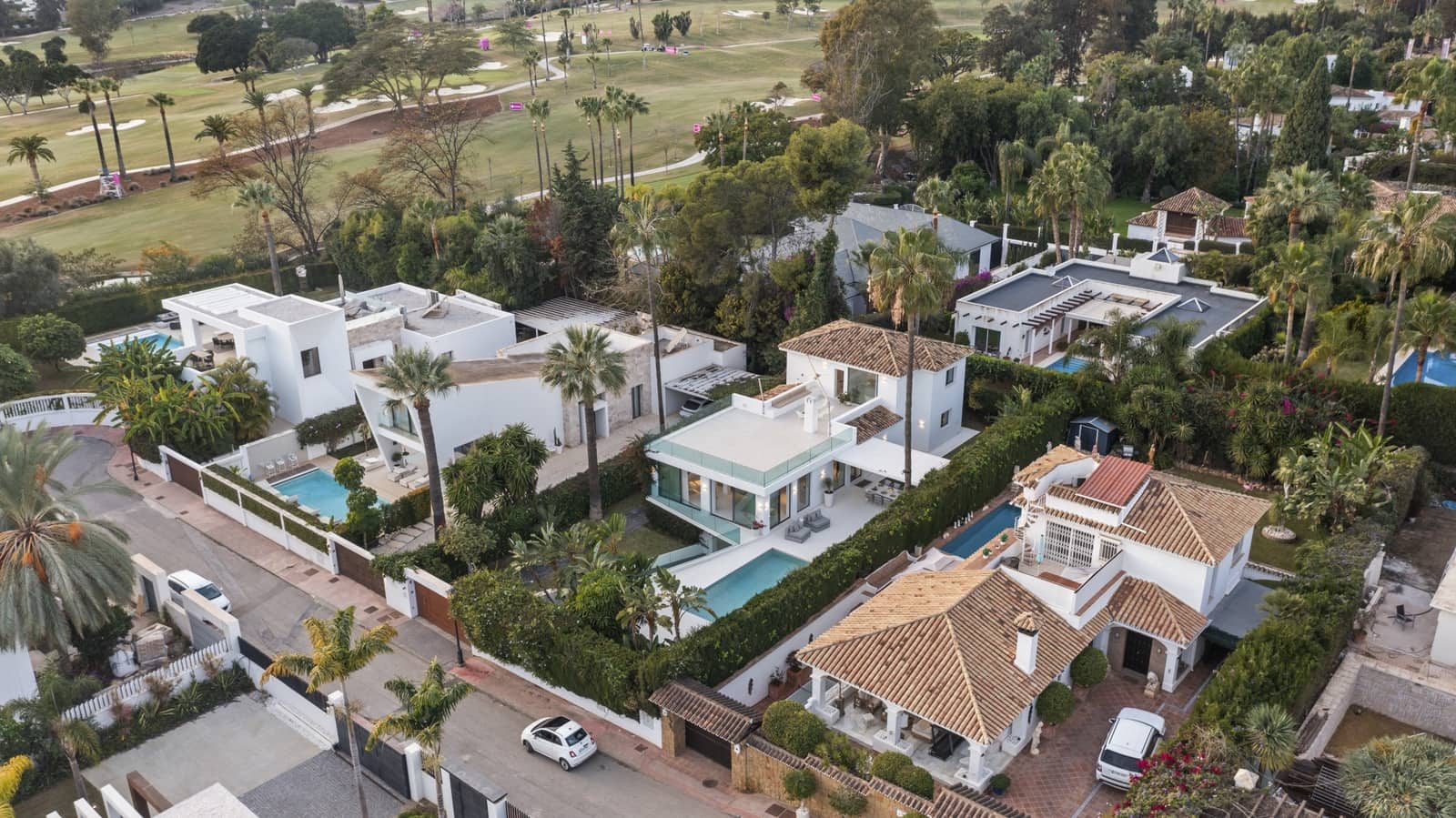 5 bedroom Villa for sale in Nueva Andalucia with pool garage - € 2,650,000 (Ref: 9891886)