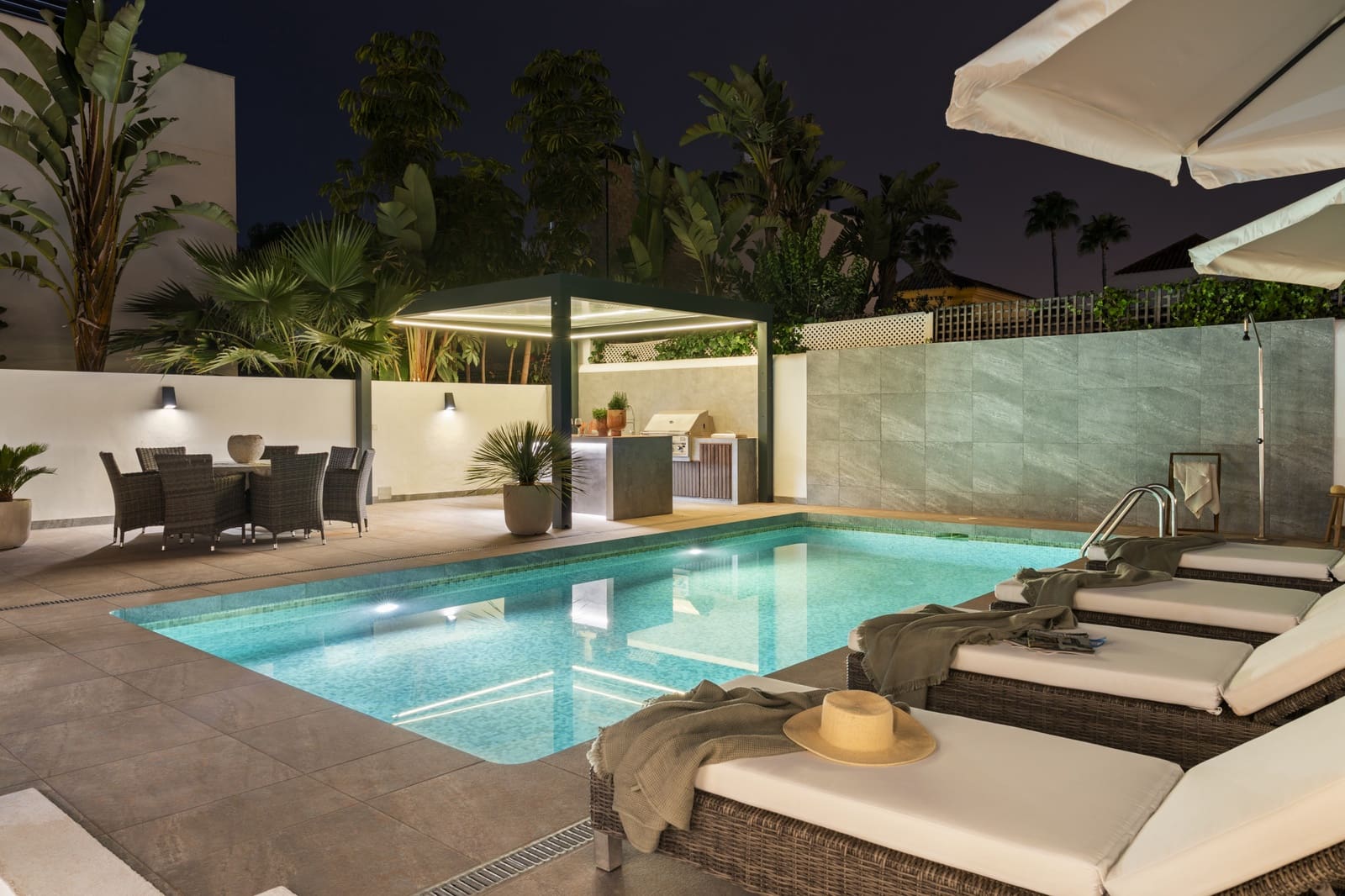3 chambre Villa/Maison à vendre à Nueva Andalucia avec piscine garage - 1 625 000 € (Ref: 9891887)