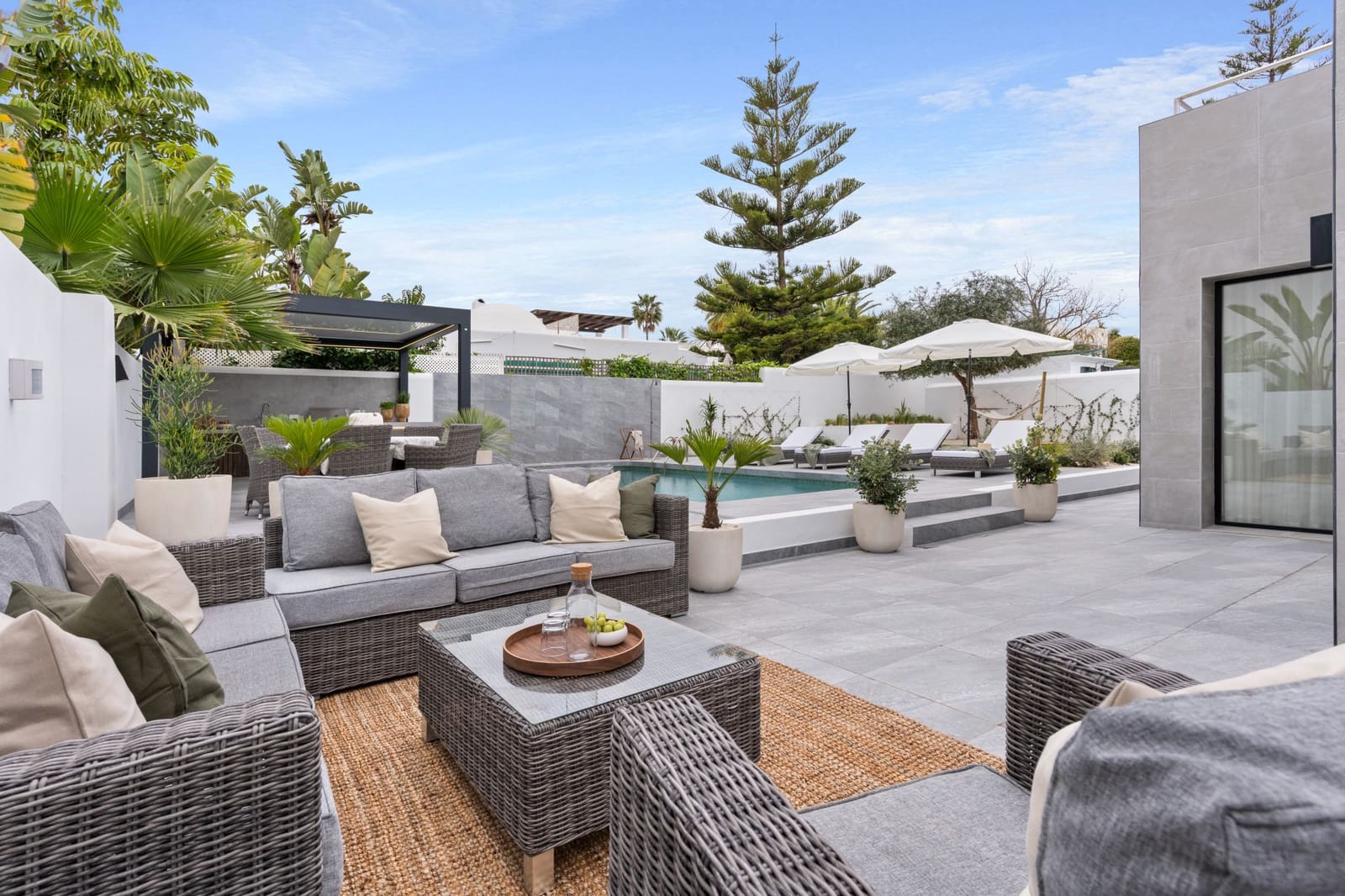 3 chambre Villa/Maison à vendre à Nueva Andalucia avec piscine garage - 1 625 000 € (Ref: 9891887)