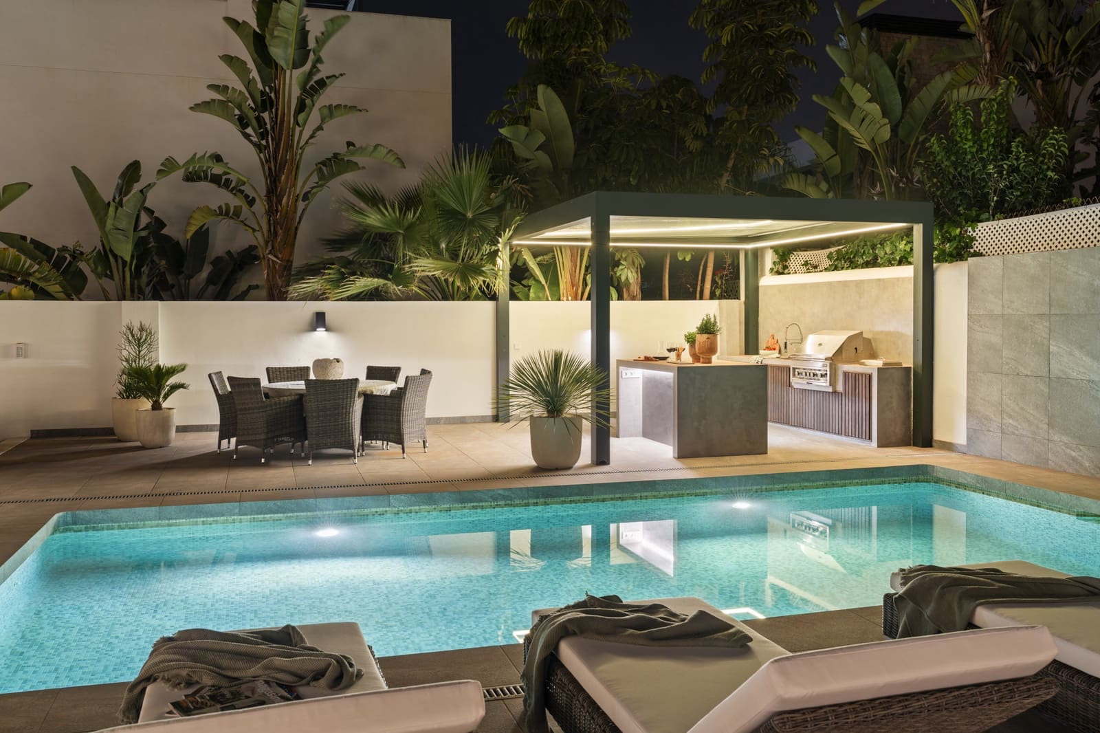 3 chambre Villa/Maison à vendre à Nueva Andalucia avec piscine garage - 1 625 000 € (Ref: 9891887)
