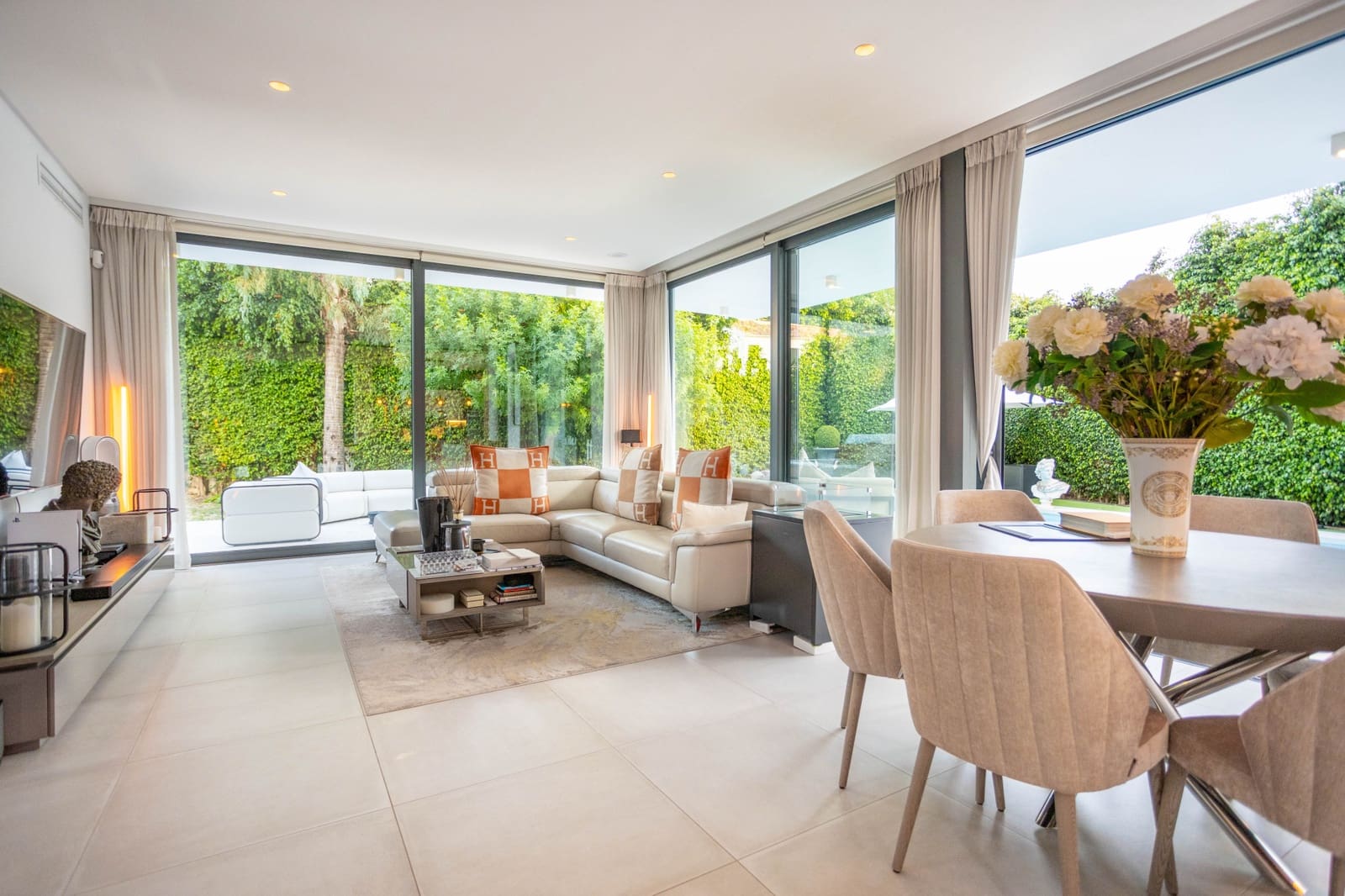 4 soveværelse Villa til salg i Estepona med swimmingpool garage - € 1.799.999 (Ref: 9894008)