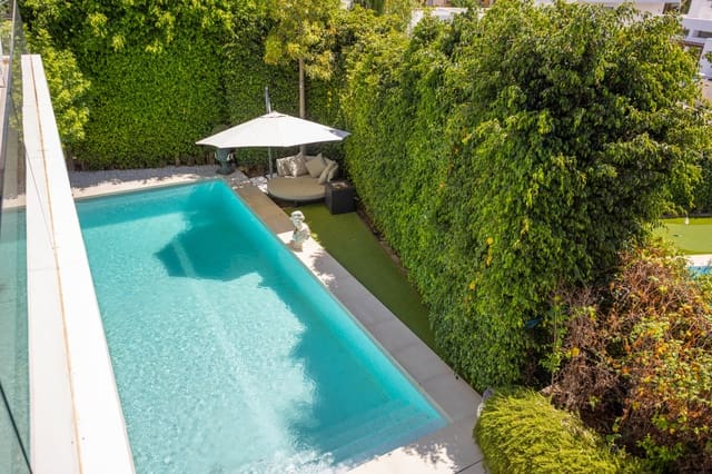 4 soveværelse Villa til salg i Nueva Atalaya, Estepona med swimmingpool garage - € 1.799.999 (Ref: 9894008)